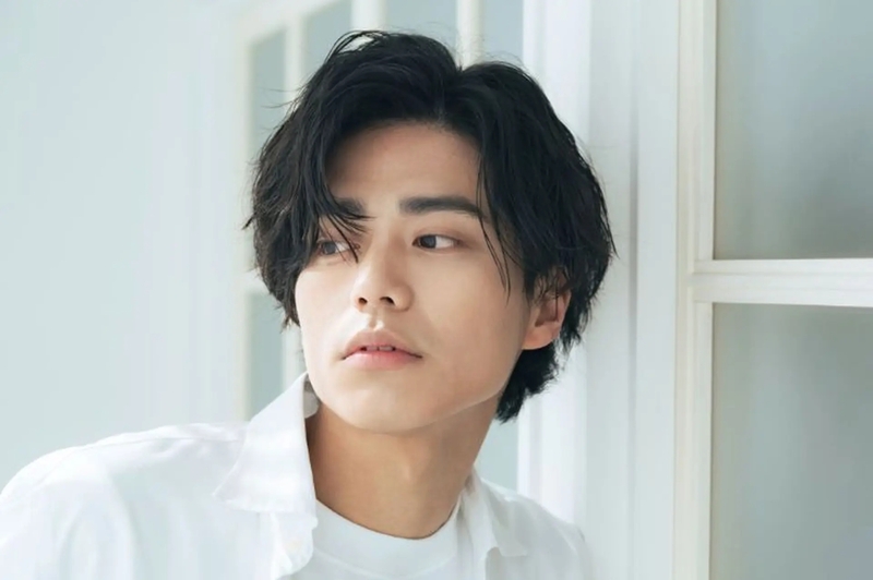 Curtain hair tạo vẻ ngoài thư sinh, lãng tử và phù hợp với phong cách thời trang Hàn Quốc.