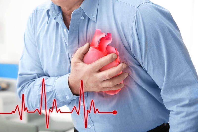 Các triệu chứng như đau ngực, khó thở, đau đầu dữ dội, nói khó hoặc yếu liệt là dấu hiệu cần đi cấp cứu ngay.