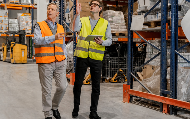 Nhân viên logistics theo dõi quá trình vận chuyển, kho bãi và giao nhận hàng hóa trong doanh nghiệp. 