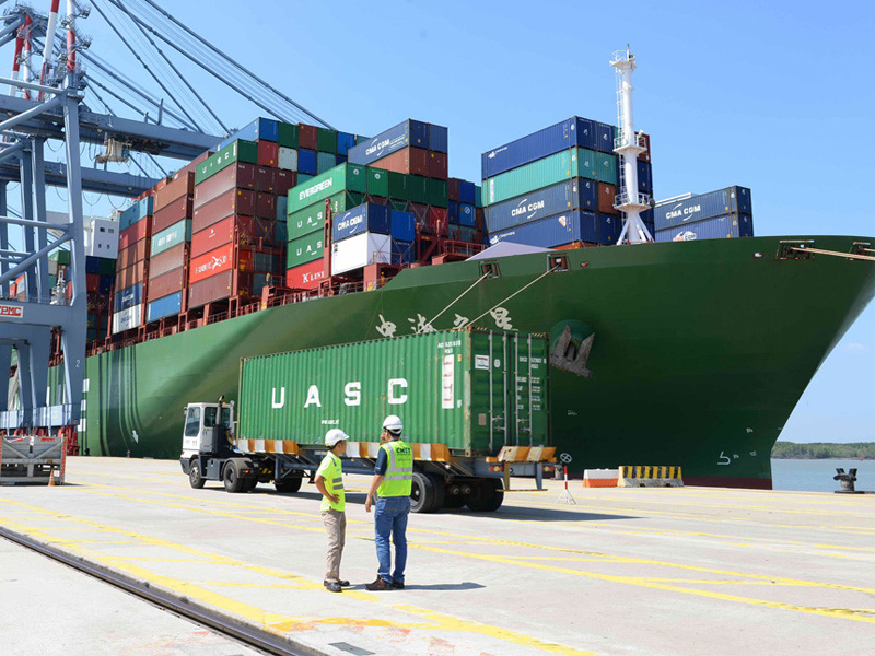 Ngành logistics mở ra nhiều vị trí việc làm như chứng từ, kho vận, điều phối, kinh doanh và xuất nhập khẩu.