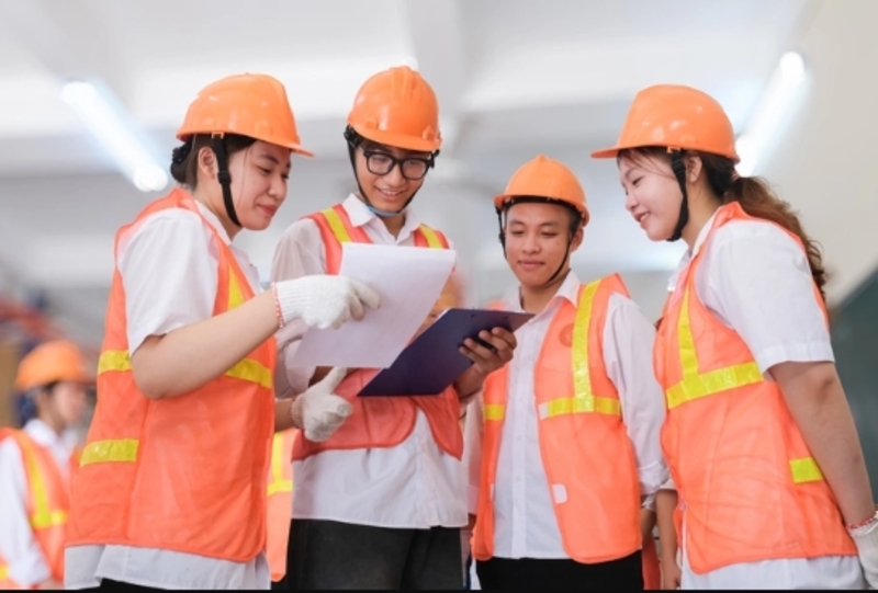 Logistics là ngành có nhiều cơ hội nghề nghiệp nhờ sự phát triển của thương mại, sản xuất và xuất nhập khẩu.