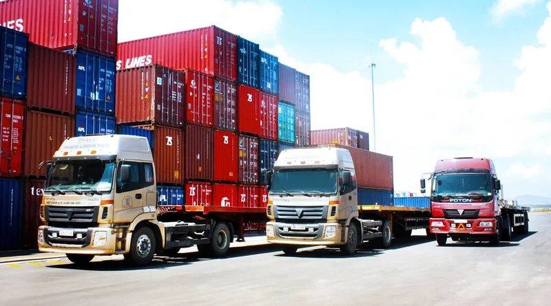 Doanh nghiệp cần theo dõi giá dầu, định mức tiêu hao và phụ phí nhiên liệu để kiểm soát chi phí vận hành.