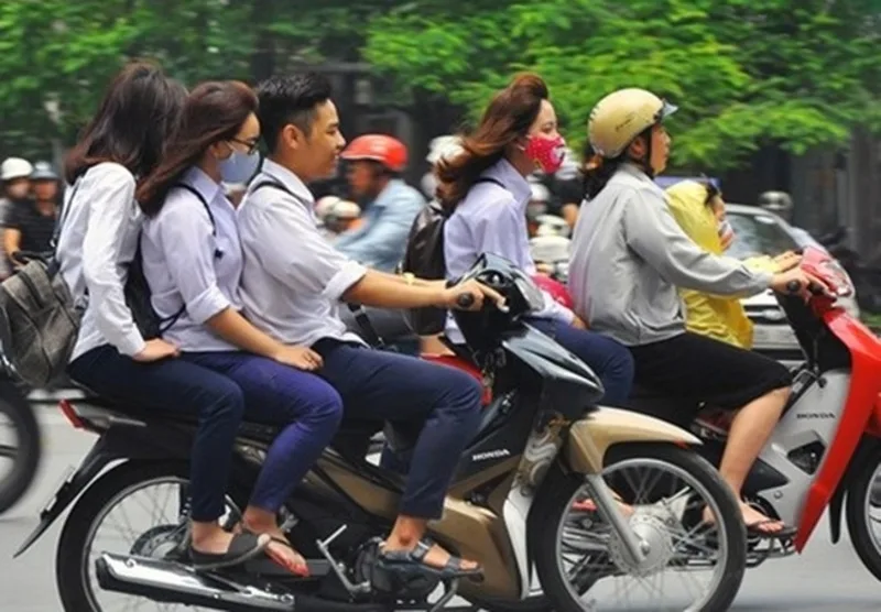 Người chưa đủ tuổi hoặc chưa có bằng lái không nên tự điều khiển xe máy