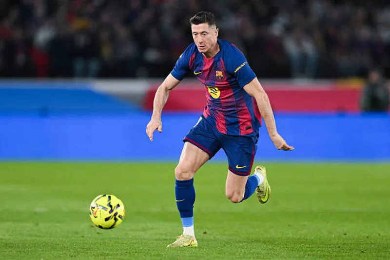 Robert Lewandowski nổi bật với bản năng săn bàn, kỹ năng dứt điểm tinh tế, chọn vị trí thông minh và kinh nghiệm thi đấu đỉnh cao.