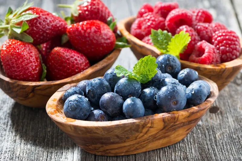 Việt quất, dâu tây và mâm xôi chứa nhiều vitamin C cùng các hợp chất chống oxy hóa.