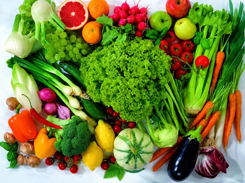 Rau xanh và rau củ nhiều màu sắc là nhóm thực phẩm làm chậm lão hóa dễ bổ sung vào bữa ăn hàng ngày.