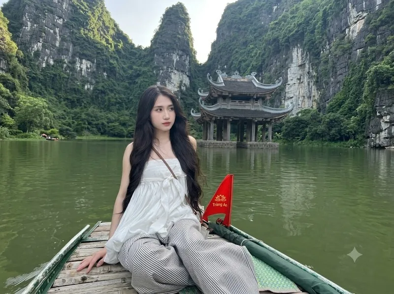 Du khách trải nghiệm ngồi thuyền khám phá cảnh sắc thiên nhiên Tràng An