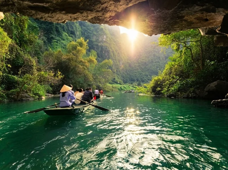 Các điểm đến nổi tiếng như đền Trình, đền Trần và những hang động tự nhiên