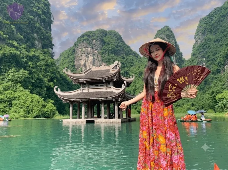 Du khách chung tay giữ gìn môi trường và bảo vệ cảnh quan di sản thế giới